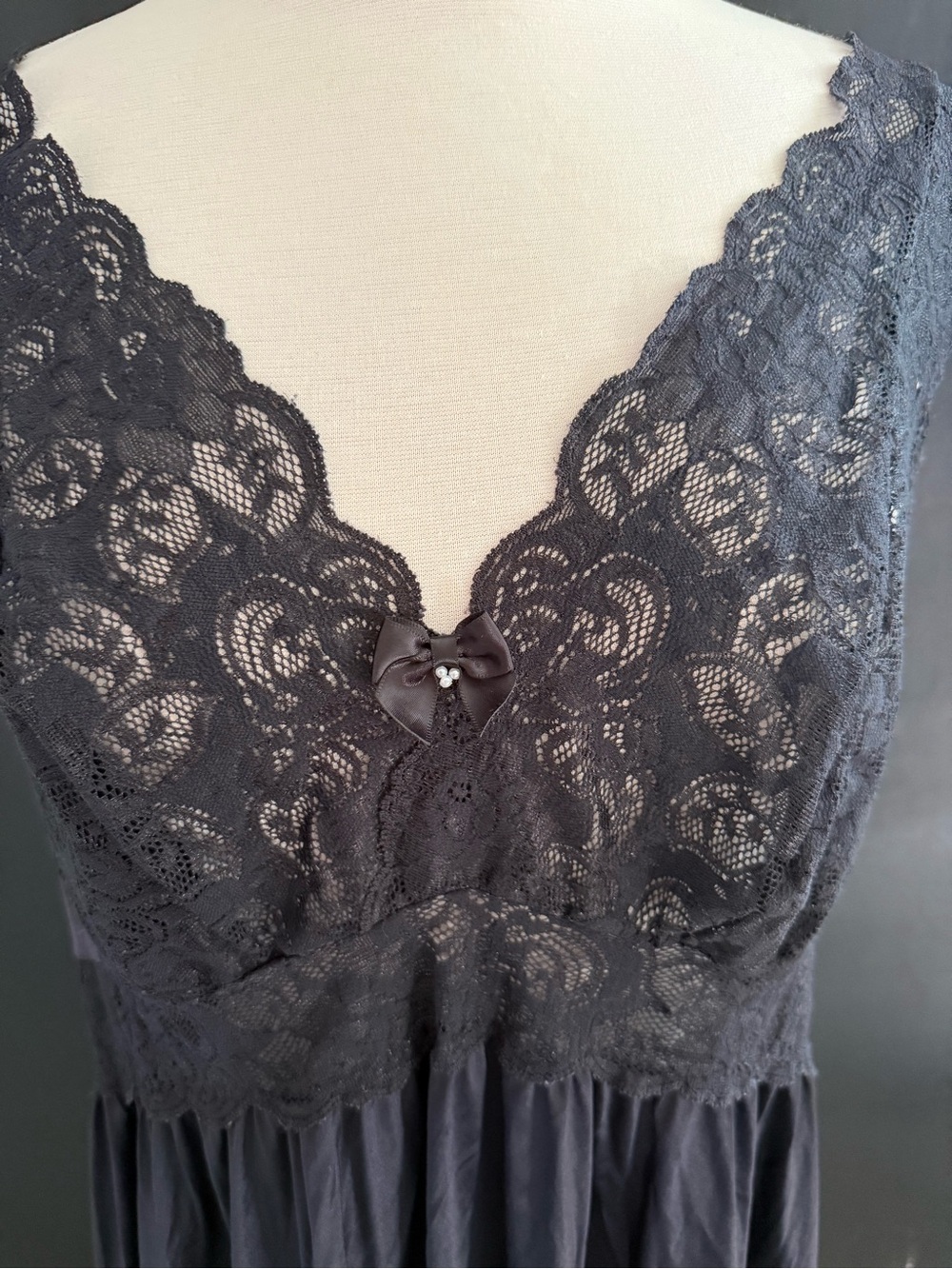 Vintage Shadowline Women's Black Lace V-Neck Nightgown 1x - Picture 5 of 6